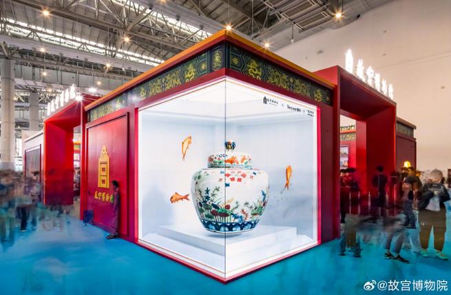 展区内人头攒动,各类数字文化内容,教育活动,文创产品引得观众们纷纷